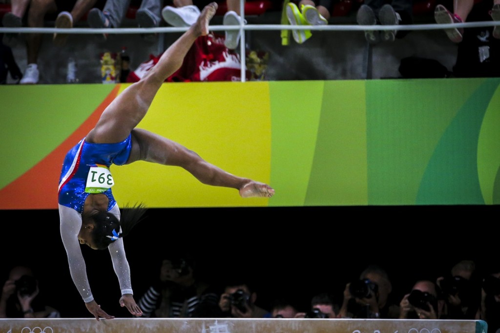 Simone_Biles_2016_Rio_beam